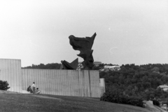 Magyarország, Pécs, Hunyadi János utca, Felszabadulási emlékmű (később Szárnyas Niké) Makrisz Agamemnon 1975-ben felavatott alkotása. Az emlékmű takarásában a Kikelet szálló látszik., 1975, Szűcs Lóránd, Fortepan #196669