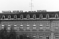 Románia,Erdély, Nagyvárad, a Lévay-ház a Strada Libertății felől., 1989, Szűcs Tamás, román felirat, propaganda, neon felirat, Fortepan #196697