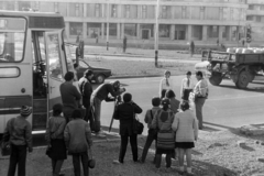 Romania,Transylvania, Oradea, Bulevardul Dacia a Vitéz utca (Bulevardul Decebal) - Temető utca (Strada Eroul Necunoscut) kereszteződésénél., 1987, Szűcs Tamás, movie camera, tape recorder, pioneer, girl, boy, bus, Fortepan #196704