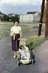 Magyarország, Budapest XI., a mai Pór Bertalan köz környéke a Petzvál József utca felé nézve, háttérben középen a Fehérvári 47., a Pamuttextil Kultúrház, később Fővárosi Művelődési Ház épülete., 1954, Martin Kornél, Budapest, babakocsi, színes, anya, Fortepan #196726