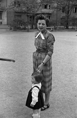 Magyarország, Budapest XI., Kosztolányi Dezső téri park, háttérben a 8. számú ház., 1954, Martin Kornél, Budapest, anya, kézenfogva, kislány, kockás ruha, Fortepan #196727