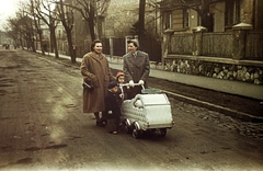 Magyarország, Budapest XI., a felvétel az Ulászló utca 70-es számú ház előtt készült., 1954, Martin Kornél, színes, babakocsi, gyerekek, Budapest, Fortepan #196736