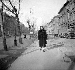 Magyarország, Budapest VI., Andrássy (Sztálin) út az Eötvös utca - Csengery utca közötti szakaszon, a Hősök tere felé nézve., 1952, Fortepan, portré, séta, utcakép, lámpaoszlop, nő, Budapest, Fortepan #19675