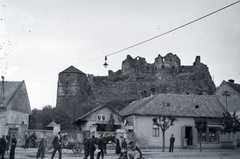 Szlovákia, Fülek, a vár az ulica Hlavná (Fő utca) felől nézve., 1939, Martin Kornél, plakát, szekér, útjelző tábla, várrom, Fortepan #196750