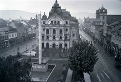 Szlovákia, Kassa, Fő tér (Hlavné namestie), szemben az Állami Színház, jobbra a Szentháromság-templom. Előtérben az 1935-ben felavatott csehszlovák köztársasági emlékoszlop látható., 1939, Martin Kornél, templom, emlékmű, Fortepan #196757