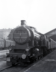 Hungary, Budapest I.,Budapest XII., Déli pályaudvar, balra a háttérben az Alkotás utca - Greguss utca sarkán álló ház., 1940, Martin Kornél, MÁV Class 302, Budapest, Fortepan #196775