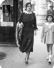 Hungary, Budapest, 1932, Rothman család, fashion, poster, pedestrian, street view, girl, ad pillar, phone booth, woman, double portrait, Az Est newspaper, Fortepan #19679