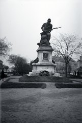 Magyarország, Székesfehérvár, Vörösmarty tér, a 69-es gyalogezred emlékműve (Bory Jenő, 1931.)., 1937, Martin Kornél, emlékmű, Fortepan #196790