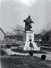 Magyarország, Budakeszi, Fő utca, Budakeszi I. világháborús áldozatainak emlékműve Martinelli Jenő alkotása (1930)., 1937, Martin Kornél, emlékmű, Fortepan #196791