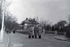 Magyarország, Budapest XI., szemben a Kelenhegyi út Rezeda utca felé vezető, jobbra a Minerva utca felé vezető szakasza, a Somló útról nézve., 1937, Martin Kornél, Budapest, fiúk, kart karba öltve, Fortepan #196803