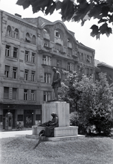 Magyarország, Budapest XI., Bartók Béla út a Bertalan Lajos utcánál. Gárdonyi Géza szobra (Horvay János, 1932.) a mai Gárdonyi téren. Háttérben a Bercsényi utca torkolata., 1937, Martin Kornél, szobor, Lágymányos, Budapest, Gárdonyi Géza-ábrázolás, Fortepan #196805