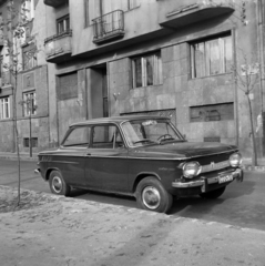 Magyarország, Budapest XI., háttérben a Magyari István utca 8. számú ház., 1971, Martin Kornél, NSU-márka, NSU Prinz, Budapest, utcanévtábla, rendszám, erkély, facsemete, Fortepan #196813