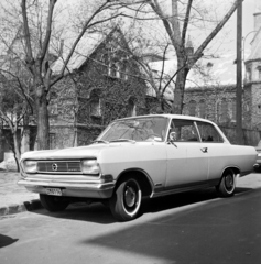 Hungary, Budapest XI., Károli Gáspár tér a Magyari István utca felé, jobbra a háttérben a Kelenföldi Evangélikus Egyházközség temploma., 1971, Martin Kornél, Opel-brand, number plate, Budapest, Fortepan #196816