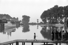 Hungary,Lake Balaton, Fonyód, öböl a kikötőnél a Szúnyog-sziget mellett., 1955, Martin Kornél, Pioneer ship, pier, shore, reflection, Fortepan #196824