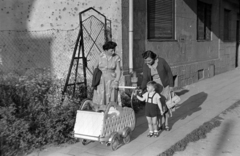 Magyarország, Budapest XI., a felvétel a Bocskai út 15. számú beépítetlen telek előtt készült., 1954, Martin Kornél, Budapest, babakocsi, nők, golyónyom, kisfiú, Fortepan #196838