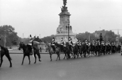 Egyesült Királyság, London, a Királyi Lovas Testőrség tagjai a Buckingham Palota előtt. Háttérben Victoria királynő emlékműve., 1960, Martin Kornél, hagyomány, lovas, kard, sisak, páncél, testőr, Fortepan #196842