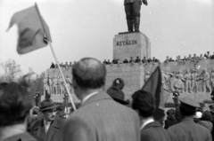 Hungary, Budapest XIV., Ötvenhatosok tere (Sztálin tér), május 1-i felvonulás, háttérben a Sztálin szobor., 1955, Martin Kornél, Budapest, relief, grandstand, Joseph Stalin portrayal, socialist realism, Fortepan #196866