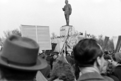 Hungary, Budapest XIV., Ötvenhatosok tere (Sztálin tér), május 1-i felvonulás, háttérben a Sztálin szobor., 1955, Martin Kornél, Budapest, Joseph Stalin portrayal, Fortepan #196867