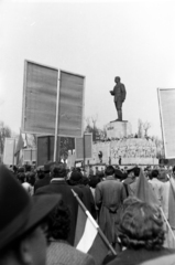 Hungary, Budapest XIV., Ötvenhatosok tere (Sztálin tér), május 1-i felvonulás, háttérben a Sztálin szobor., 1955, Martin Kornél, Budapest, relief, Joseph Stalin portrayal, Fortepan #196868