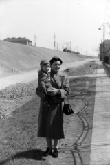 Magyarország, Budapest XI., Sárbogárdi út a Fehérvári úti vasúti felüljáró felé nézve., 1954, Martin Kornél, Budapest, kisfiú, kézben tartani, töltés, gőzmozdony, Fortepan #196873