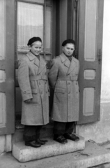 Hungary, Budakeszi, 1955, Martin Kornél, coat, boys, double-breasted coat, beret, standing in door, Fortepan #196875