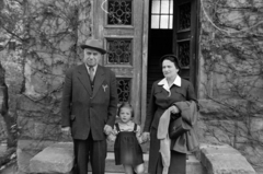 Hungary, Budapest XI., a felvétel a Károli Gáspár tér 9. számú ház kapuja előtt készült., 1955, Martin Kornél, Budapest, girl, grandparent, hold hands, Fortepan #196882