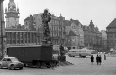 Csehország, Brno, Piactér (Zelný trh), előtérben a Szentháromság-szobor, balra a régi városháza tornya., 1959, Martin Kornél, Csehszlovákia, Renault 4CV, Fortepan #196885