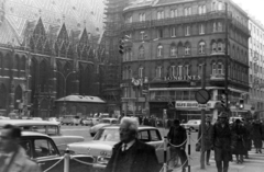 Ausztria, Bécs, Stock-im-Eisen-Platz, balra a Stephansplatz és a Stephansdom / Szent István-székesegyház oldalbejárata (Virgilkapelle)., 1960, Martin Kornél, utcakép, köztéri óra, forgalom, Fortepan #196898