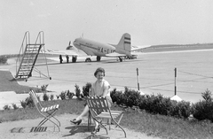 Magyarország, Pécs, Pogány repülőtér, Liszunov Li-2P típusú repülőgép., 1959, Gyöngyi, közlekedés, szovjet gyártmány, repülőgép, lépcső, repülőtér, Liszunov-márka, MALÉV légitársaság, kerti bútor, reptéri lépcső, Fortepan #1969