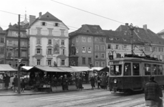 Ausztria, Graz, Hauptplatz., 1960, Martin Kornél, villamos, szobor, gyalogátkelő, viszonylatszám, piac, falfestmény, Fortepan #196904