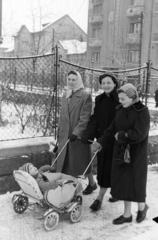 Magyarország, Budapest XI., Fadrusz utca, háttérben az Ulászló utca., 1954, Martin Kornél, Budapest, télikabát, babakocsi, hó, Haidekker-márka, nők, Fortepan #196909