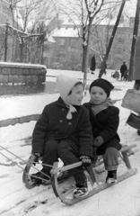 Magyarország, Budapest XI., Ulászló utca, háttérben a Károli Gáspár tér., 1954, Martin Kornél, Budapest, gyerekek, szánkó, Fortepan #196911