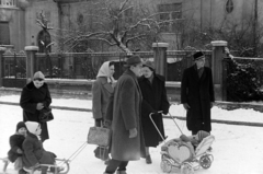 Magyarország, Budapest XI., Károli Gáspár tér, háttérben a 6-os és az 5-ös számú ház., 1954, Martin Kornél, Budapest, babakocsi, szánkó, Fortepan #196913