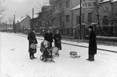 Magyarország, Budapest XI., Károli Gáspár tér, balra az Ulászló utca a Fehérvári út felé vezető szakasza., 1954, Martin Kornél, Budapest, szánkó, Fortepan #196914