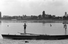 Magyarország,Szentendrei-sziget, a Duna túlpartján Szentendre, balra a Pozsarevacska szerb ortodox templom, jobb szélen a Szent Péter-Pál-templom., 1958, Martin Kornél, folyópart, fürdőzés, Fortepan #196928