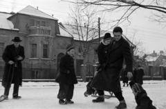 Magyarország, Budapest XI., Károli Gáspár tér, balra a 6. számú ház., 1954, Martin Kornél, Budapest, vidámság, kézenfogva, kézben tartani, hó, apa, Fortepan #196931