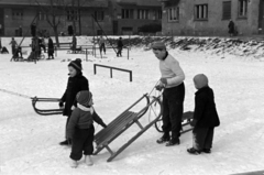 Magyarország, Budapest XI., Károli Gáspár tér, játszótér, háttérben a Könyves György utca torkolata., 1954, Martin Kornél, játszótér, hó, szánkó, gyerekek, gyerek, Budapest, Fortepan #196936