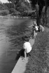 Magyarország, Balatonfenyves, 1955, Martin Kornél, gyerekek, földön ülés, nyár, vízpart, horgászbot, Fortepan #196942