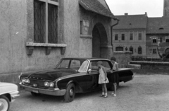 Magyarország, budai Vár, Budapest I., Babits Mihály sétány az 1. számú ház előtt, háttérben a Bécsi kapu téren a Kazinczy-emlékkút részlete, jobbra a a Budavár visszavételének emlékműrészlete látszik., 1962, Martin Kornél, Budapest, Ford Fairlane, lányok-járművek, Fortepan #196945