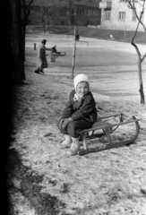 Magyarország, Budapest XI., Károli Gáspár tér, játszótér, háttérben a Könyves György utca torkolata., 1954, Martin Kornél, hó, szánkó, gyerek, Budapest, Fortepan #196959