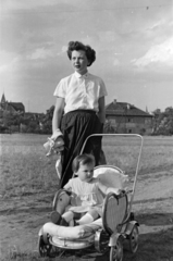 Magyarország, Budapest XI., a mai Pór Bertalan köz környékéről a Halmi utca felé nézve., 1954, Martin Kornél, Budapest, babakocsi, anya, kislány, hajviselet, Fortepan #196960