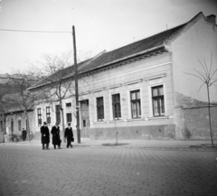 Magyarország, Budapest VIII., a Diószegi Sámuel utca 28-as számú ház., 1954, Keveházi János, Budapest, kucsma, férfiak, lakóház, épület, kabát, keramit, Fortepan #197042