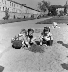 Magyarország, Budapest VIII., Golgota tér, balra, a Golgota út mentén a Ganz-MÁVAG csarnokai., 1954, Keveházi János, kantárosnadrág, homokozó, Budapest, masni, vödör, gyerekek, Fortepan #197053