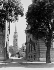 Magyarország, budai Vár, Budapest I., Tóth Árpád sétány, szemben a Szentháromság utca és a Mátyás-templom., 1954, Keveházi János, Budapest, templom, Fortepan #197055