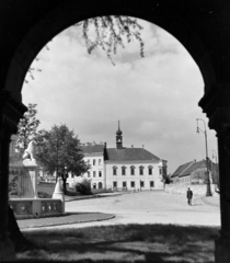 Magyarország, budai Vár,Halászbástya, Budapest I., kilátás a Szentháromság tér felé. Szemben a Tárnok utca - Szentháromság utca sarkán a régi budai Városháza épülete., 1954, Keveházi János, Budapest, látkép, műemlék, Fortepan #197057