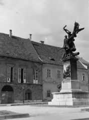 Magyarország, budai Vár, Budapest I., Dísz tér, Honvéd-szobor (Zala György, 1893.)., 1954, Keveházi János, Budapest, szobor, honvéd, Fortepan #197058