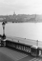 Hungary, Budapest V., a Kossuth híd és a budai Vár a Parlament árkádja alól nézve., 1954, Keveházi János, Kossuth-bridge, Budapest, Fortepan #197065