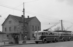 Magyarország, Budapest VIII., Baross utca, trolivégállomás az Orczy térnél a Baross villamoskocsiszín előtt., 1954, Keveházi János, Ikarus-márka, trolibusz, Ikarus 60T, Budapest, Fortepan #197067