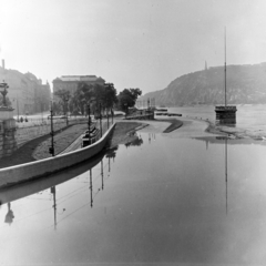 Magyarország, Budapest V., látkép árvíz idején a Széchenyi Lánchídról az Apáczai Csere János utca és az Eötvös tér felé. Jobbra a Gellért-hegy., 1954, Keveházi János, árvíz, Budapest, Fortepan #197087