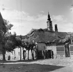 Magyarország, Szentendre, Rab Ráby (Béke) tér, szemben Rab Ráby háza, jobbra fent a Belgrád székesegyház (Görögkeleti Püspöki Főszékesegyház)., 1954, Keveházi János, utcakép, templomtorony, lakóház, Fortepan #197094